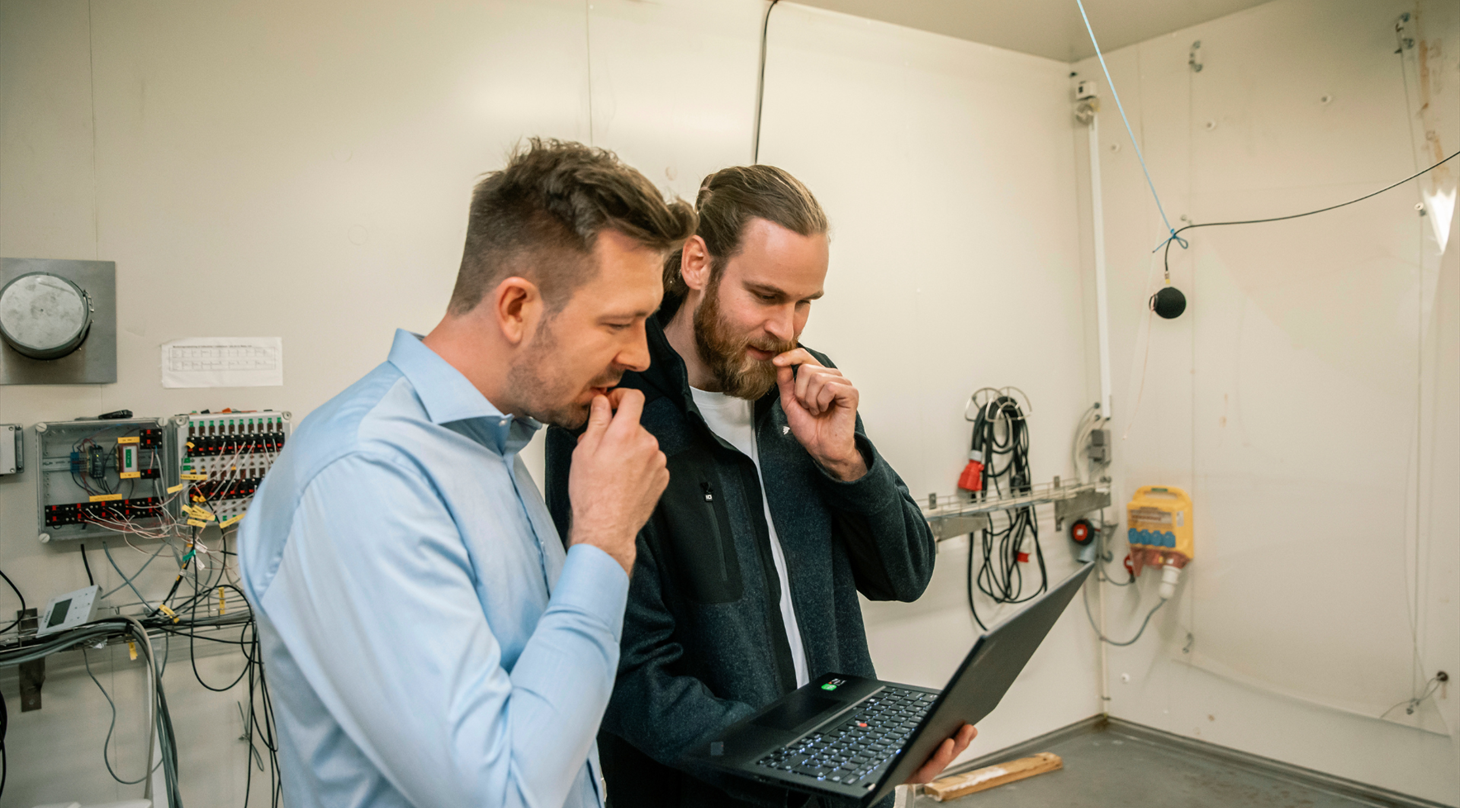 Billedet viser 2 personer, der arbejder med computer i Heat Pump Laboratory på Teknologisk Institut